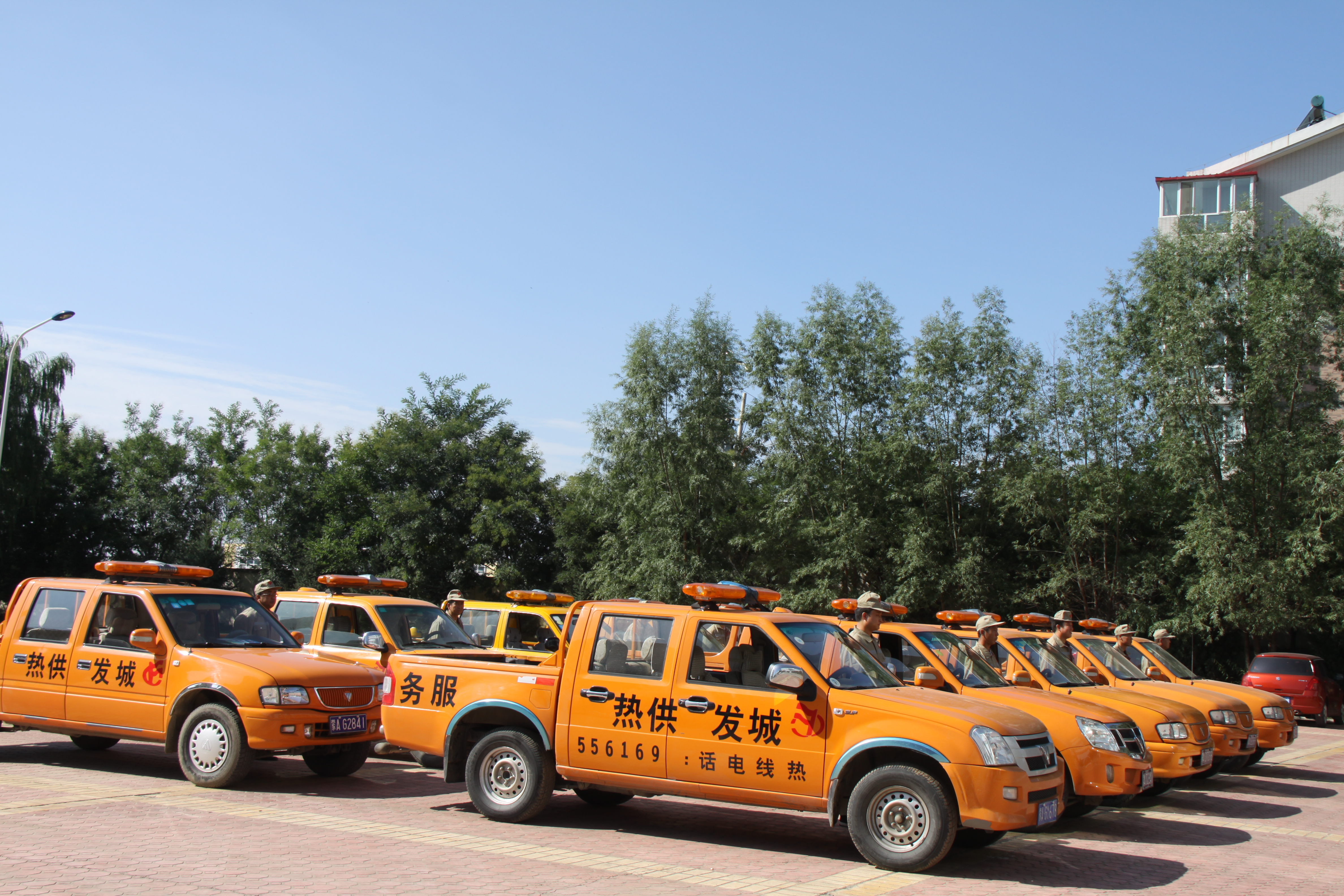 供熱服務(wù)、搶險(xiǎn)車隊(duì).jpg